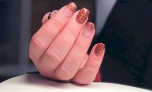 Comment appliquer un vernis à ongles à paillettes ? 